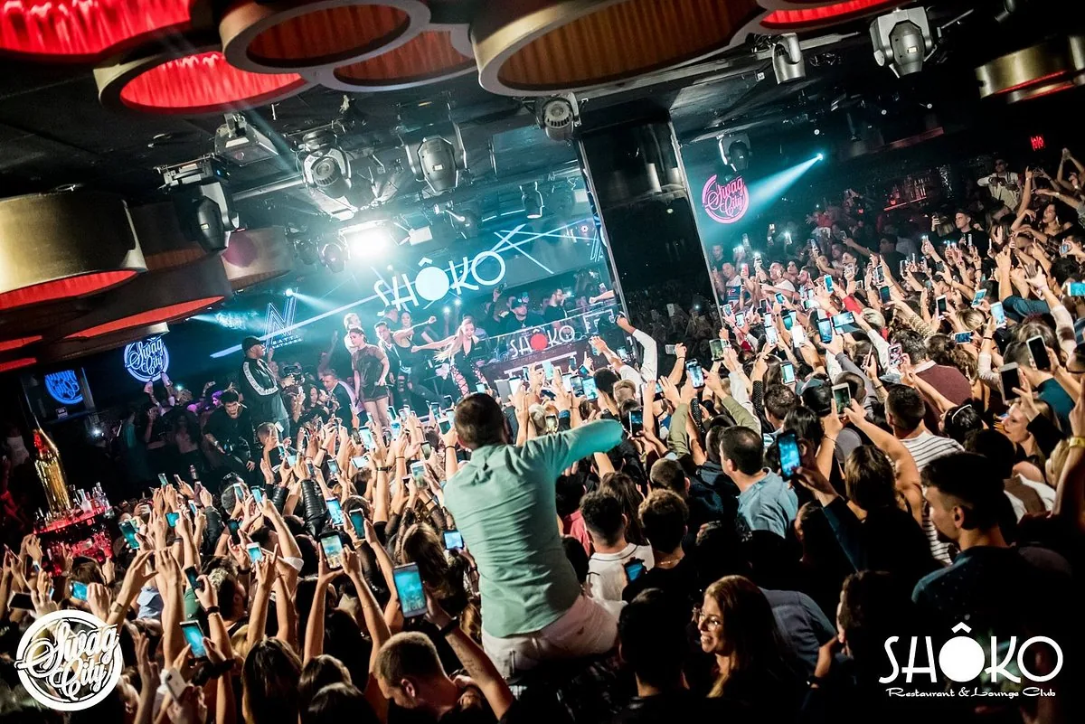 Fiesta en Shôko Barcelona, con el público frente a la cabina bajo el rótulo del club